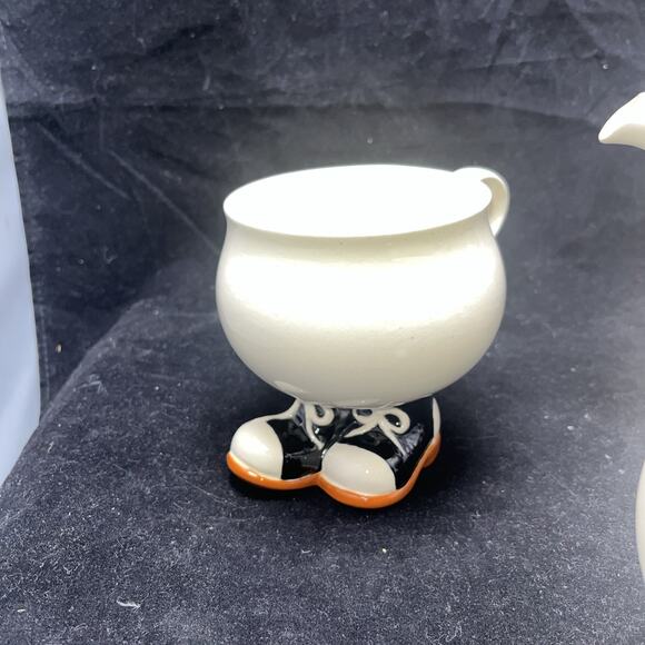CARE INC 1976 HAND MADE CERAMIC WALKING SNEAKER TEAPOT 3 CUPS- Lid Has Cracks - Picture 4 of 13